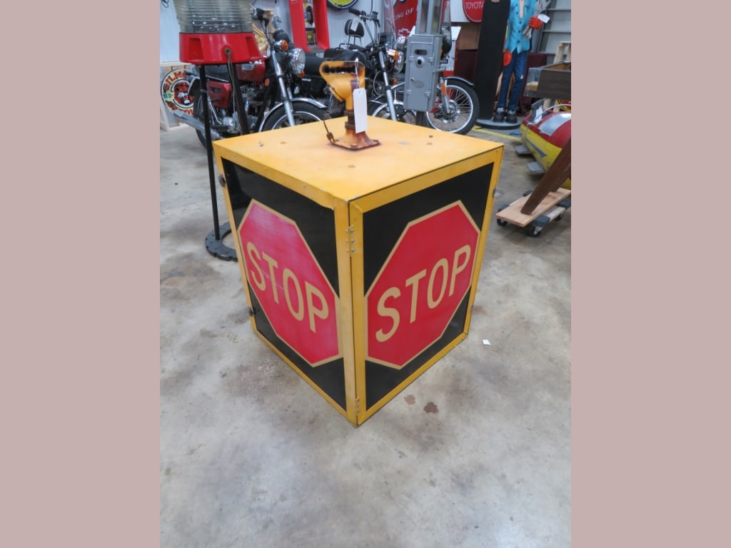 4-Sided Lighted Stoplight: 39 x 26 x 26