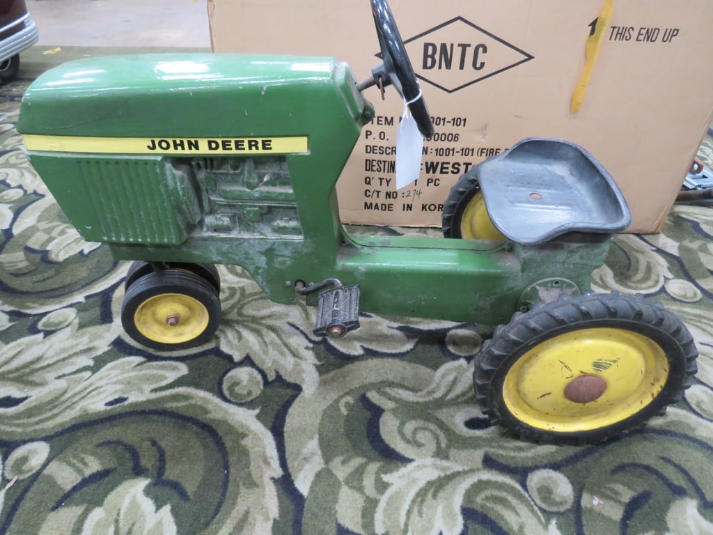Ertl John Deere Pedal Tractor: Stock # 520 24 x 36 x 18