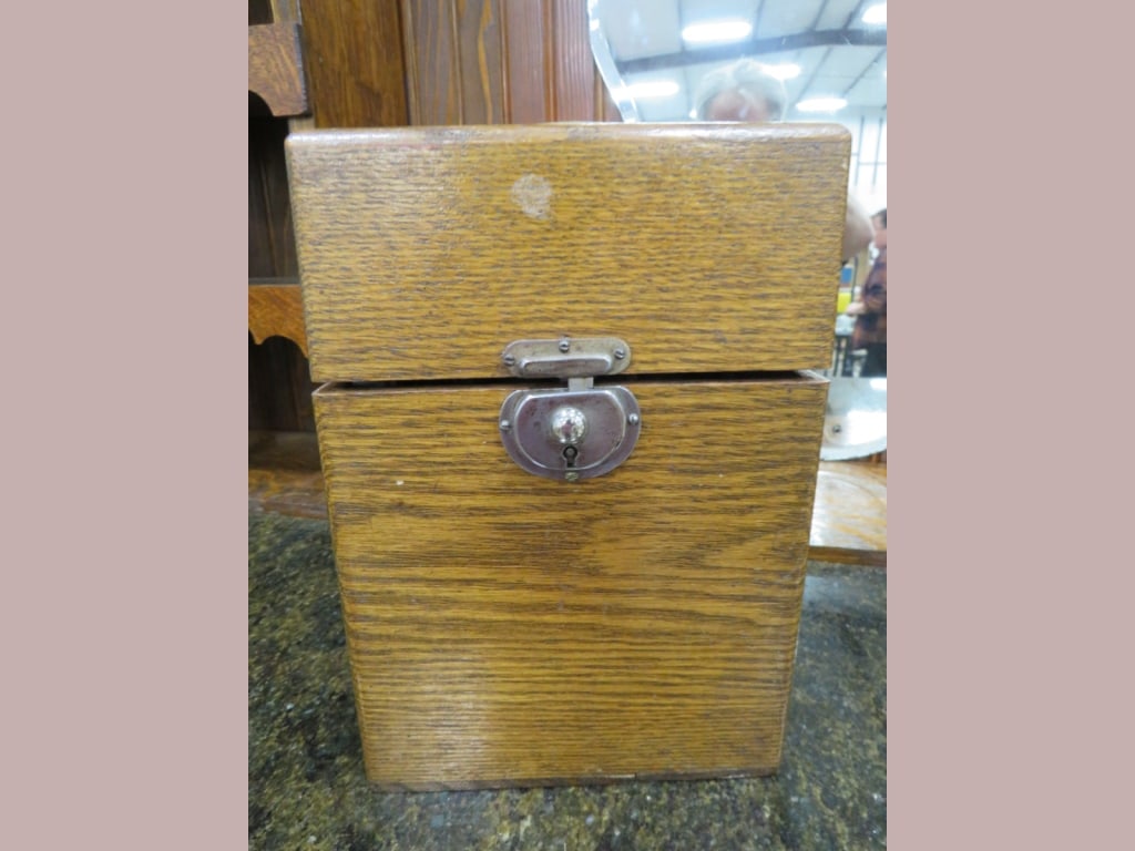 Everlasting Oak Barber Box: w/ 3 pr. Scissors/15 Razors 9 x 6 x 4