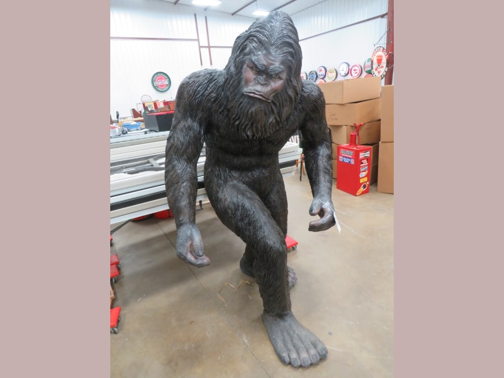 Big Foot Sasquatch Statue: Fiberglass, Great cond, life-like 72 x 40 x 42