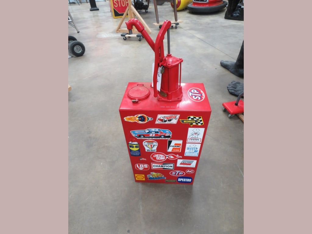 Service Station Luber w/ Pump: 40 x 16 x 10