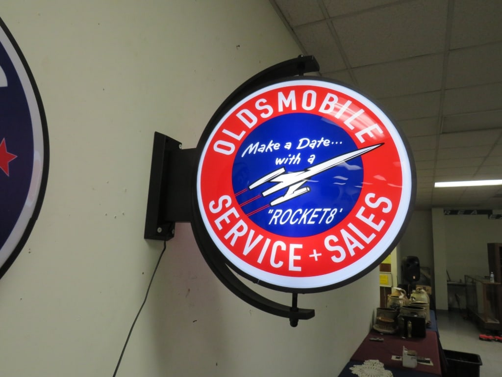 Oldsmobile Rocket Sales & Service Spinner: Globe 19" Overall 27 x 26