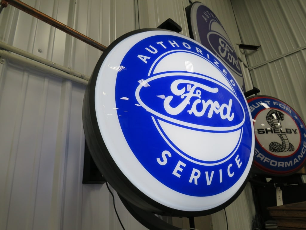 Ford Spinner: New Condition w/ Working Light