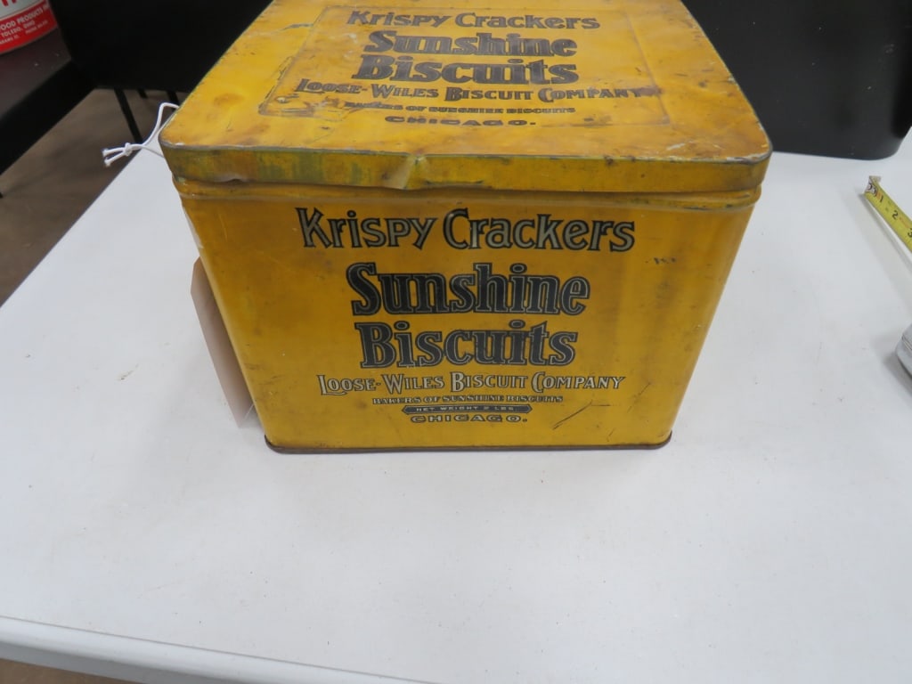 Krispy Crackers Sunshine Biscuit Tin (1 of 3)