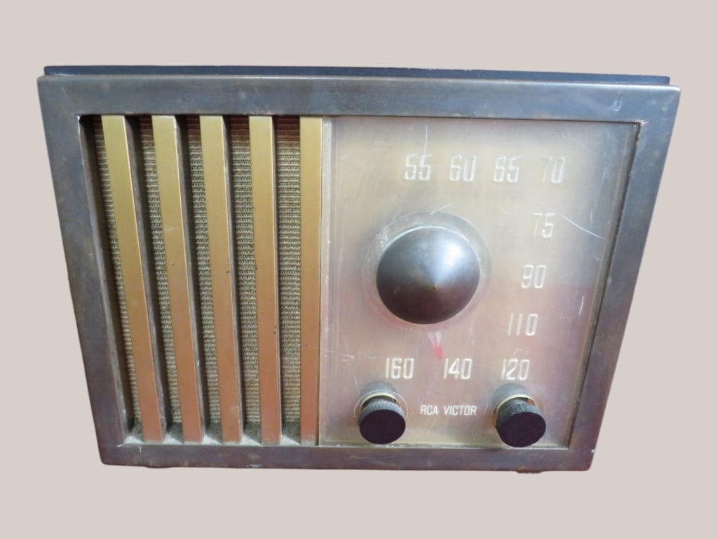 RCA Victor Radio (1 of 5)