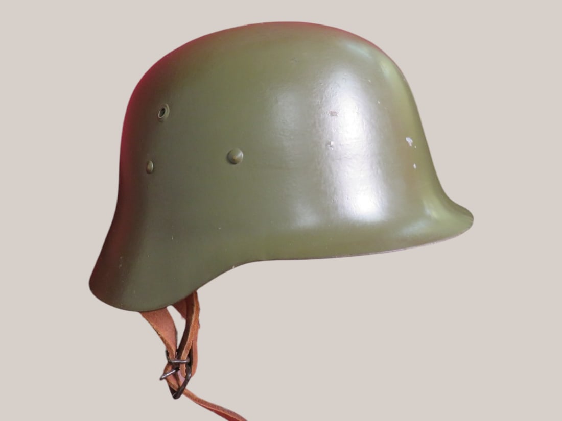 Spanish M42 Modeloz Helmet: Leather insert w/ strap