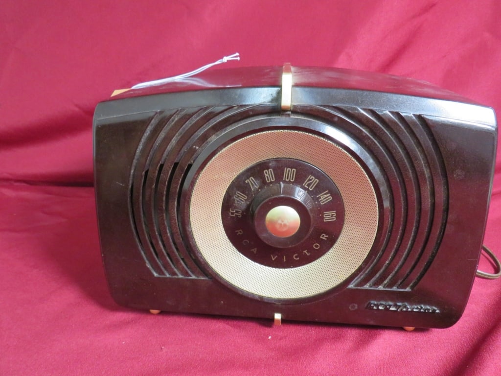 RCA Victor Bakelite Case Radio - 2
