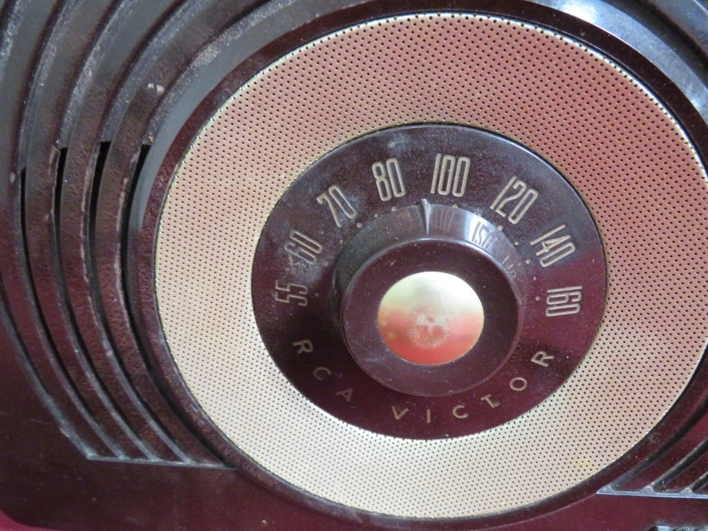 RCA Victor Bakelite Case Radio - 3