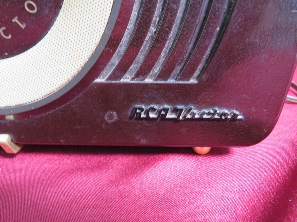 RCA Victor Bakelite Case Radio - 4