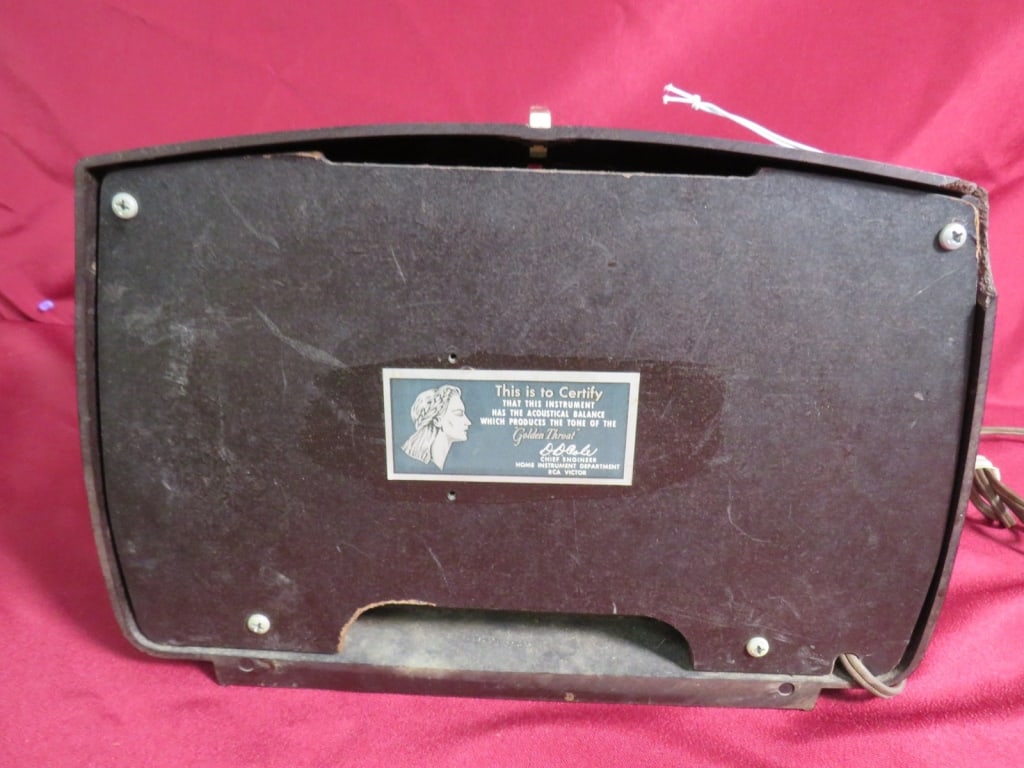 RCA Victor Bakelite Case Radio - 5
