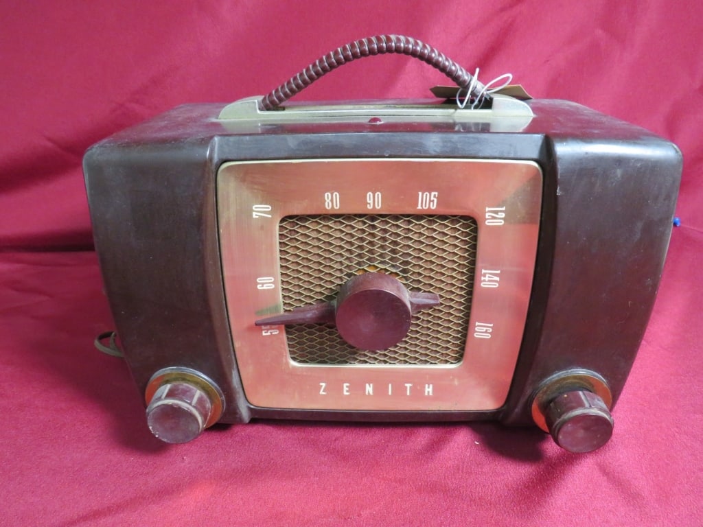 Zenith Baskelite Case Radio - 2