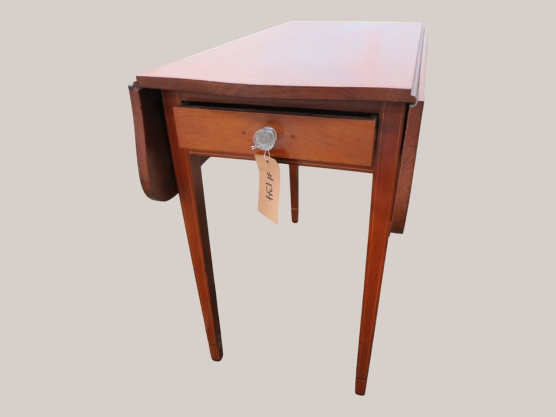 Mahogany Hepplewhite Drop-leaf Pembroke Table: w/ Drawer 30 x 36 x 19
