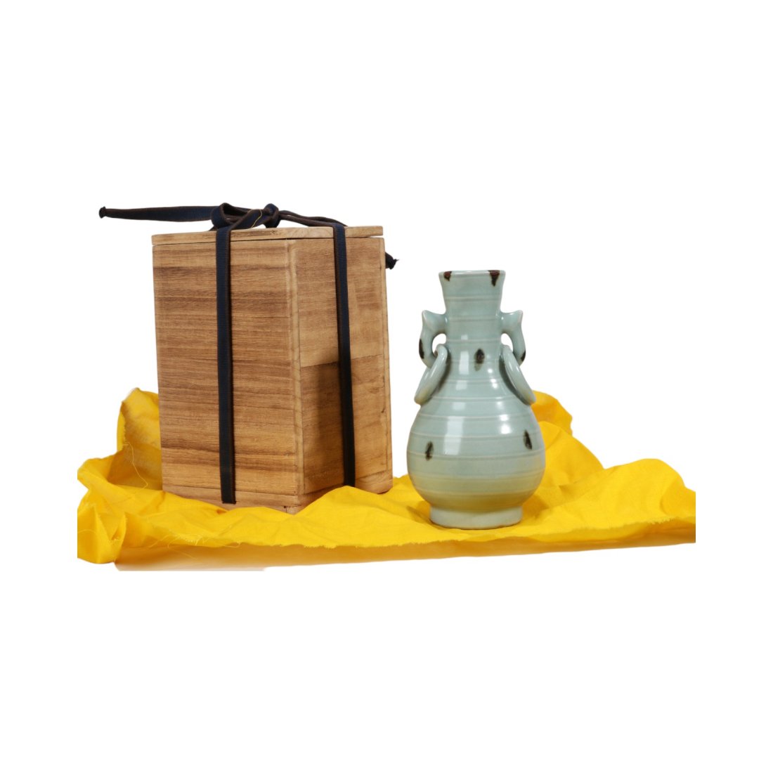 A MING LONGQUAN CELADON VASE (1 of 6)