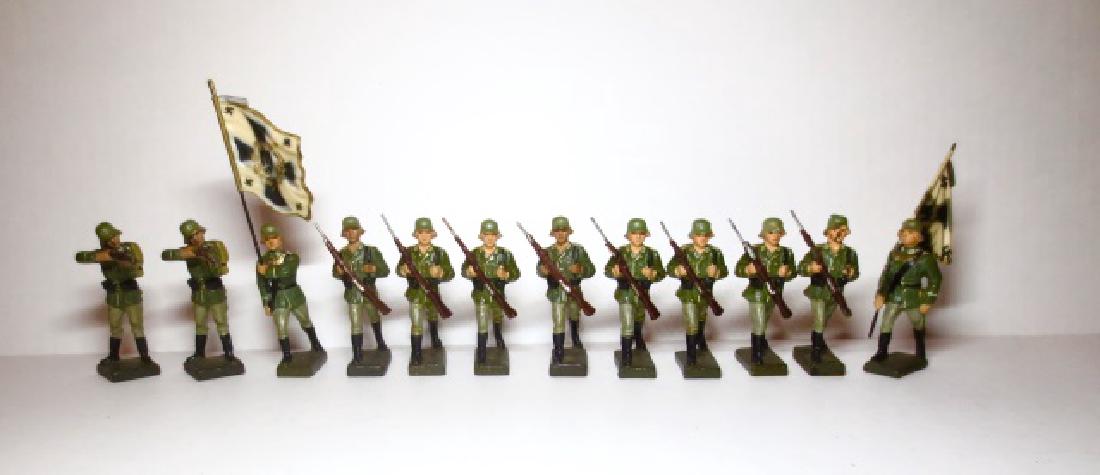 Lineol Composition WW2 German Infantry: 12 pieces. Very good condition with some paint wear and a few minor cracks. 1 rifle repaired.