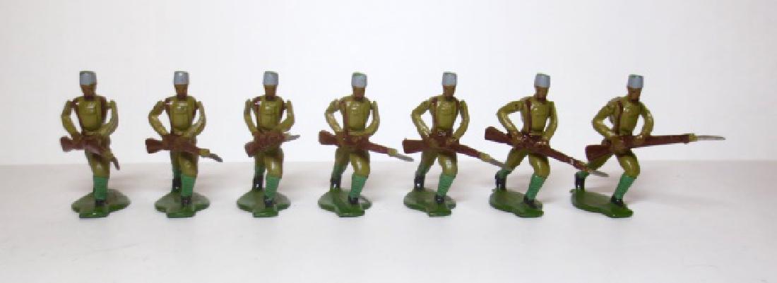 Comet Infantry Set: 7 pieces. Very good condition with a bit of paint wear. No box.
