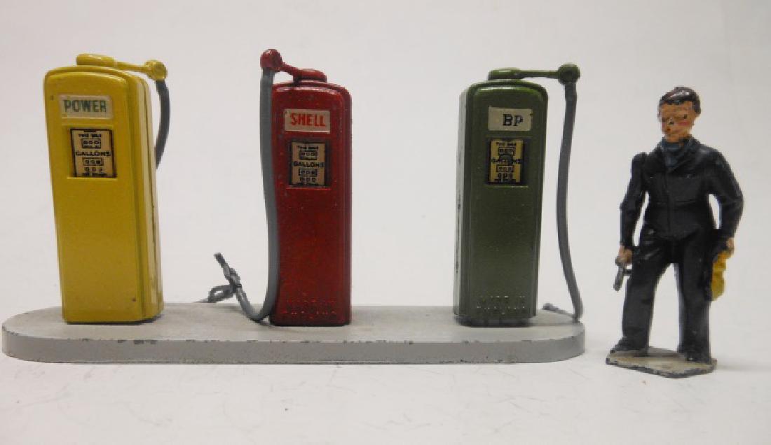 Britains set 102V Petrol Pumps and Attendant (1 of 1)