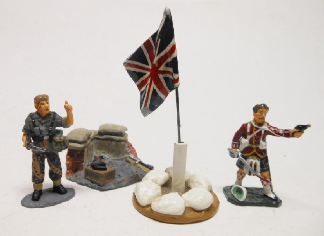 King and Country Assortment: Post war. 5 pieces. Highland officer with pistol, flag and flag pole. Condition mint.