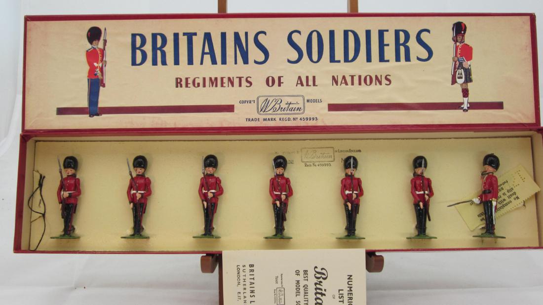 Britains Set #2078 Irish Guards at Present (1 of 1)