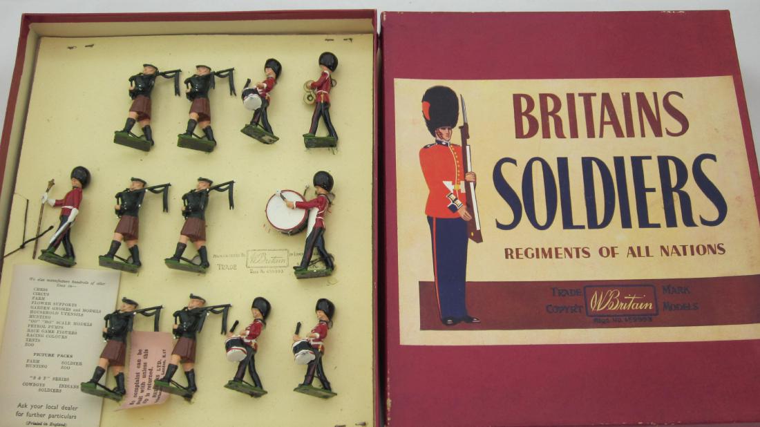 Britains Set #2096 Irish Guards Pipes & Drums (1 of 1)