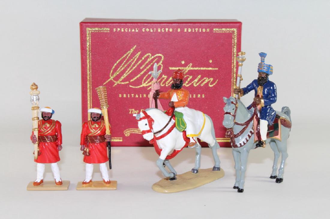 Britains Set #00132 #40179 #40399 Delhi Durbar: Mace Bearers/Silver Trident Banner Of Jaipur. Maharao Of Cutch’s State Mace Bearer Near Mint Condition With Very Good Box 4 Pieces