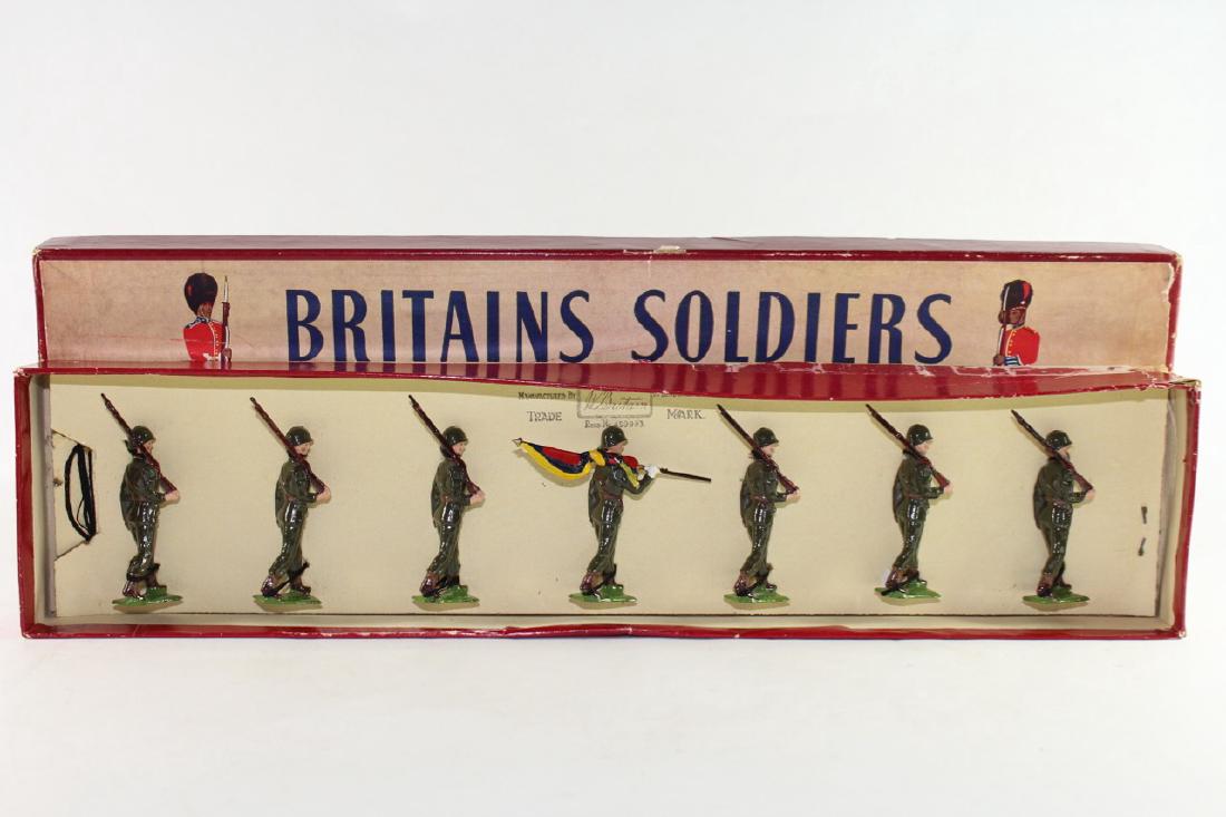 Britains Set #2104 Venezuelan Infantry: Post War With Standard Near Mint Condition Retied In Good Box 8 Pieces