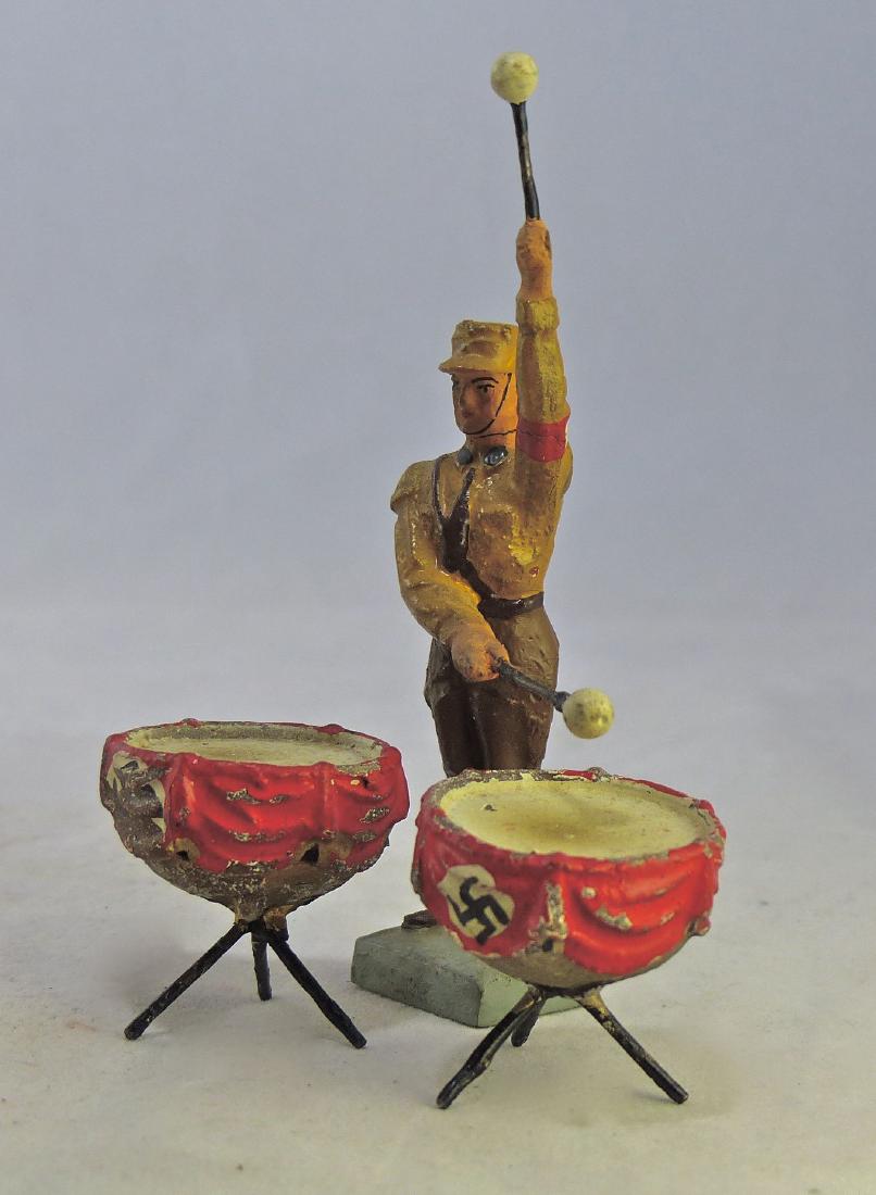 Lineol Scarce SA Standing Kettle Drummer (1 of 1)