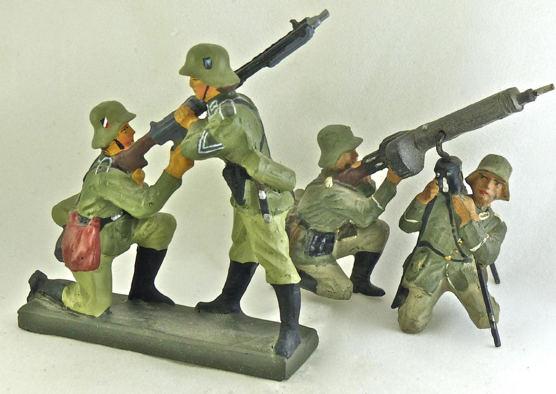 Lineol Duscha 2 Soldiers with Machine Gun: The 2 man Duscha piece is like new with no damage. Excellent detail to gun and uniforms. The scarce Lineol 2-man figure has no cracks with just some light wear. Paint and detail are excellent. The sol