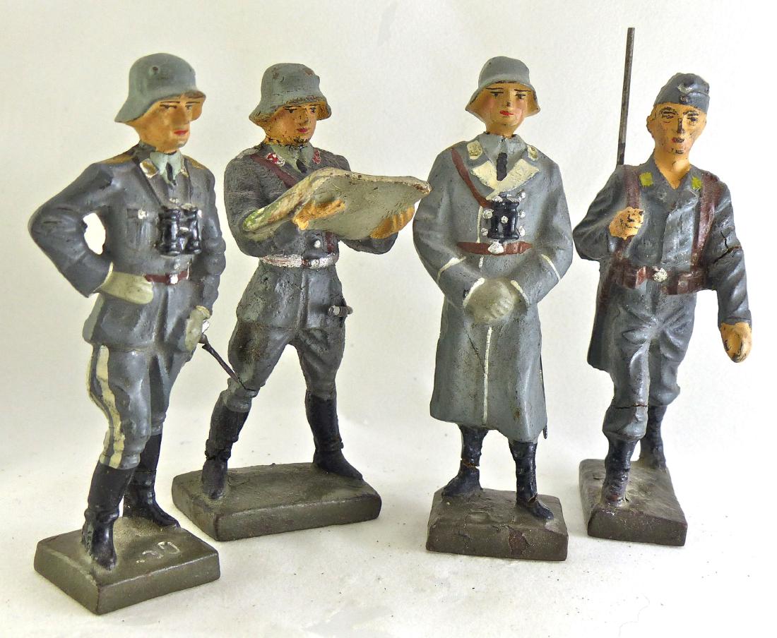 Lineol 4 Luftwaffe General 2 Officers Soldier: The 2 Generals in Winter coat and with hand on hip have no cracks and hardly any wear. Both are flight branch of the Luftwaffe. The FLAK officer with the map has a neck crack and some light wear. The 