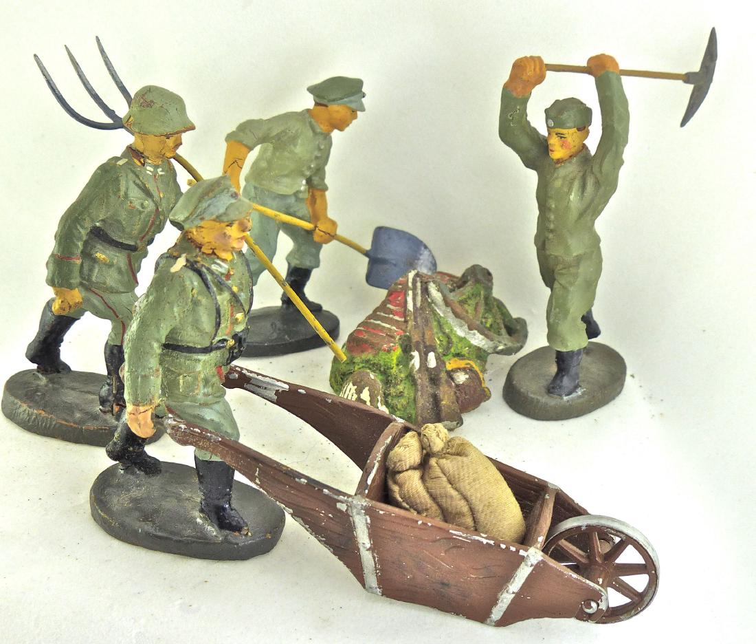Elastolin 4 German Soldiers Work Crew (1 of 1)