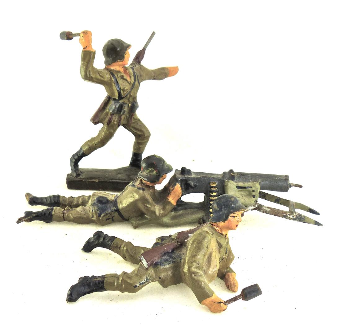 Lineol 3 Danish Soldiers 2 HG 1 MG: 2 with hand grenades have minor cracks and hardly any wear. Faces and paint are excellent. Machine gun with chip to one side of barrel and just some light wear. These figures have the late version pai