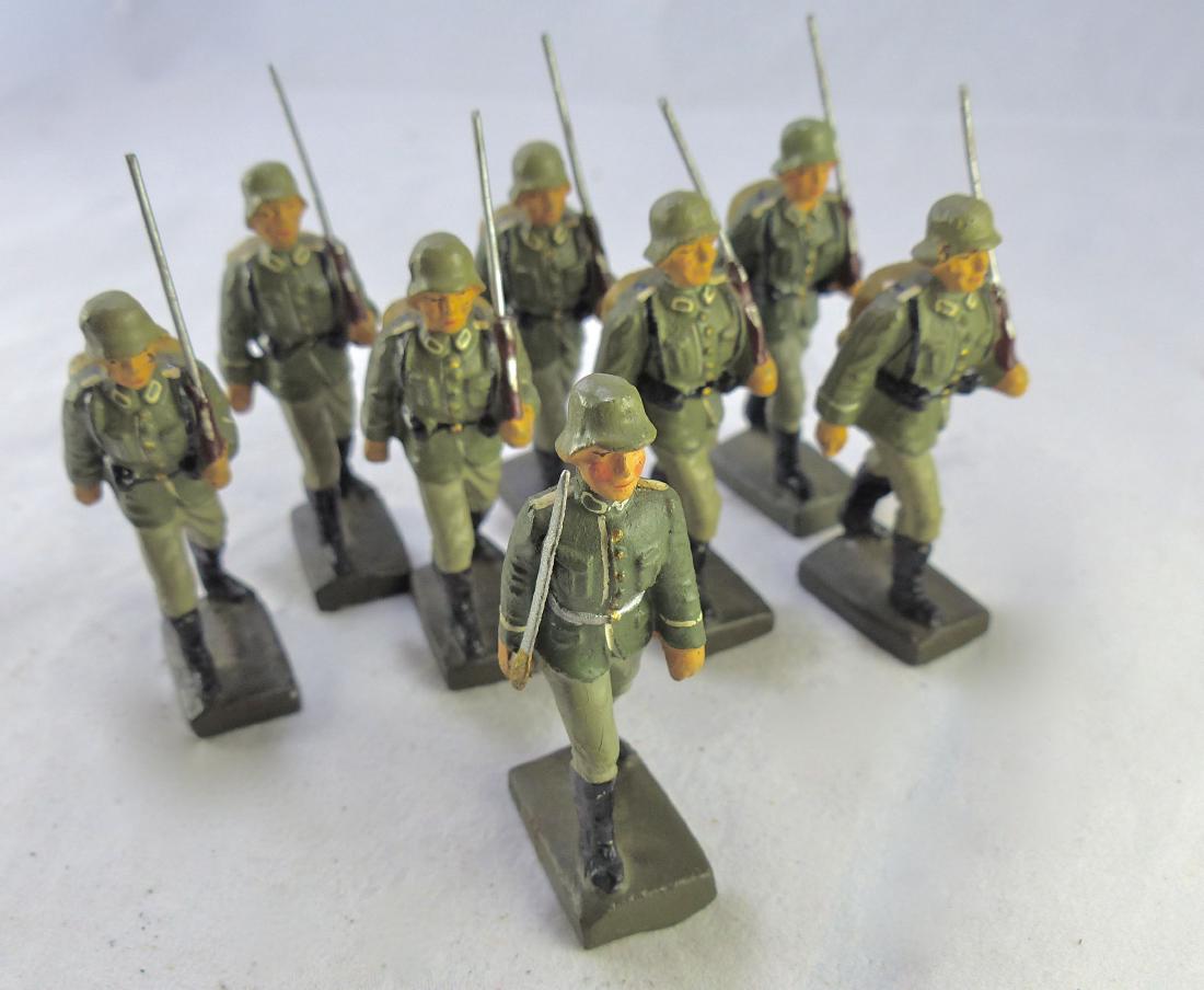 Lineol 8 6.5 cm German Soldiers 7 with Rifles (1 of 1)