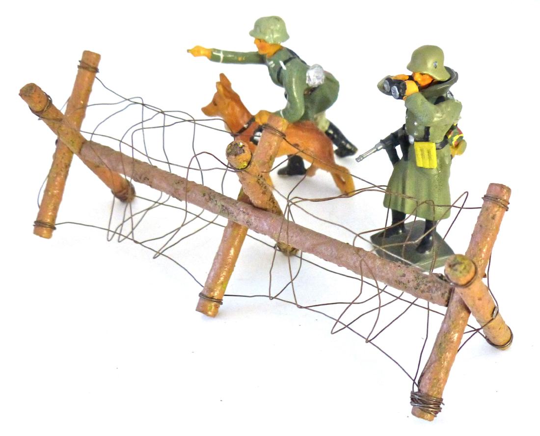 Lineol Barbed Wire Roll with 2 German Soldiers (1 of 1)