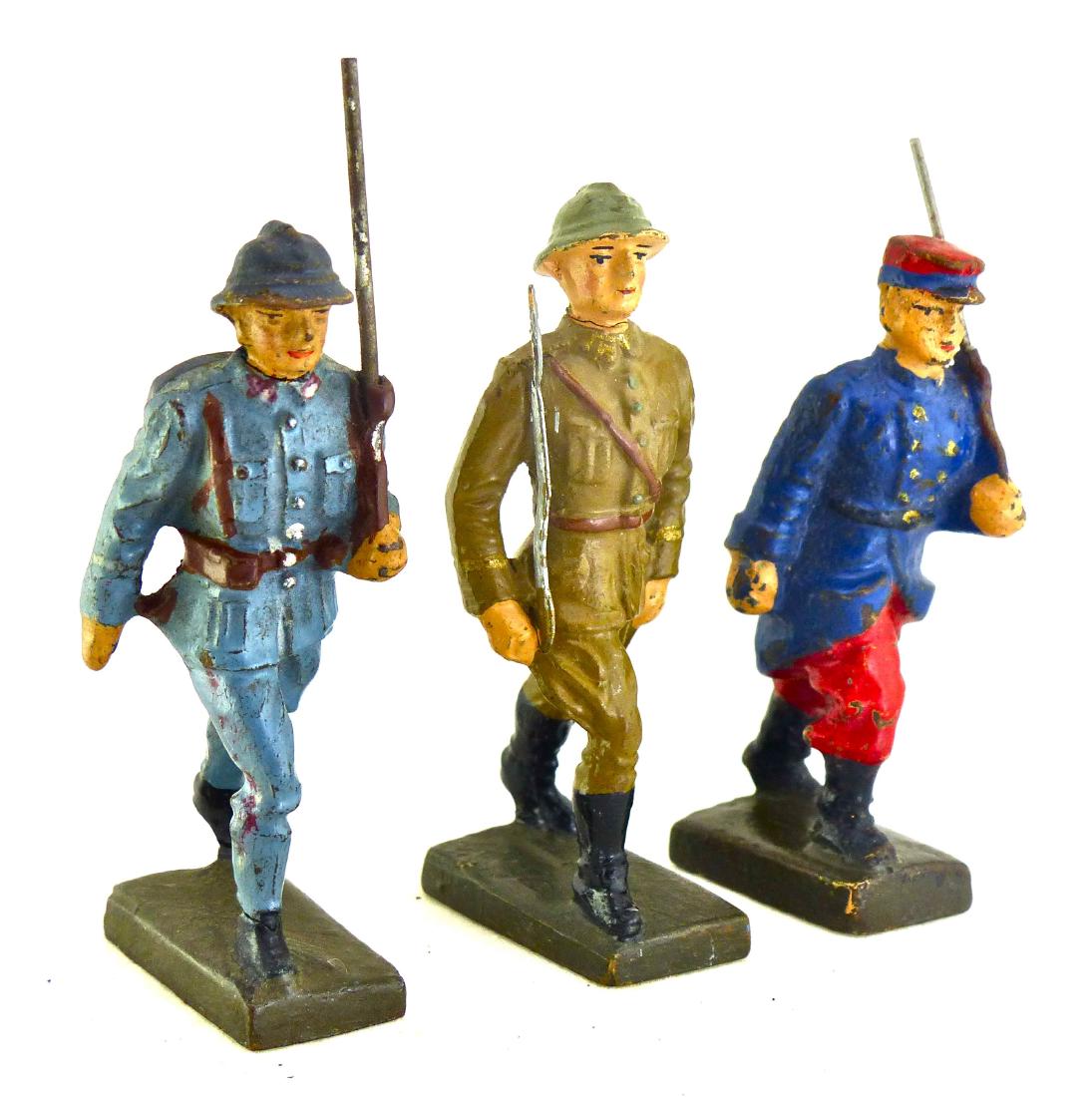 Lineol 3 French Soldiers Blue Brown Red/ Blue: 1 thin neck crack with hardly any wear. Faces, paint quality and uniform details excellent. 3 Pieces. 7.5 cm. Red Blue a 6.5 cm figure-made 1928-32. Blue made 1932-37. Brown from 1937-39. Excellent.