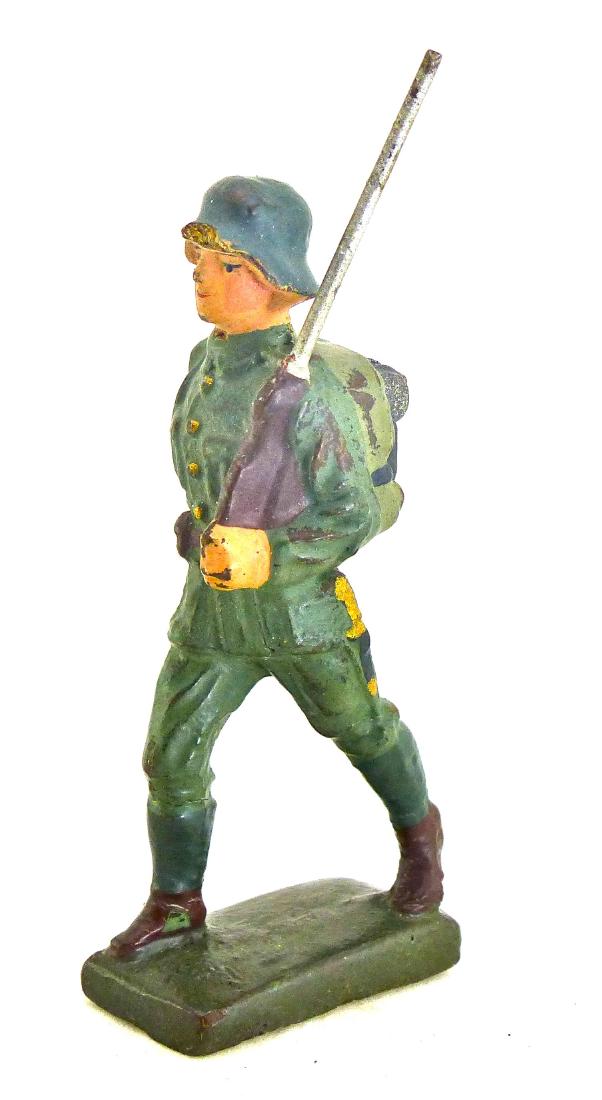 Lineol Scarce Irish Soldier with Rifle Pack: Thin partial neck crack with chip from front of helmet rim. Excellent face and paint quality. 1 Piece. 7.5 cm. Made about 1935-39. Very Good.