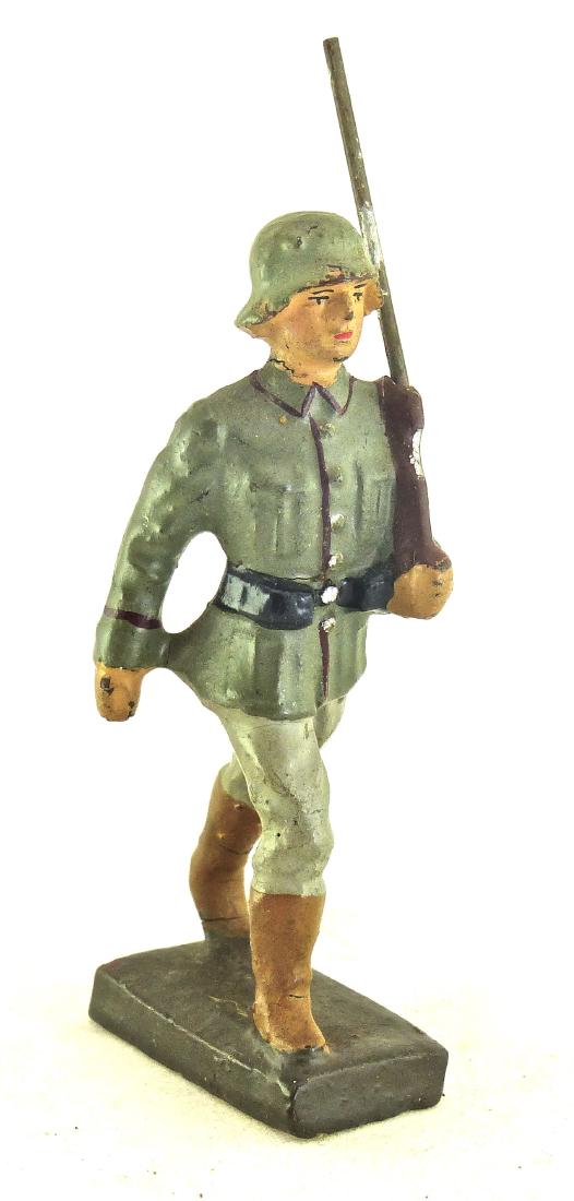 Lineol Scarce Soldier From Chile with Rifle: 2 very thin partial cracks with hardly any wear. Excellent face and paint quality. Uniform has the distinctive red trim around the collar and coat front. 1 Piece. 7.5 cm Made from about 1934-39. Excel