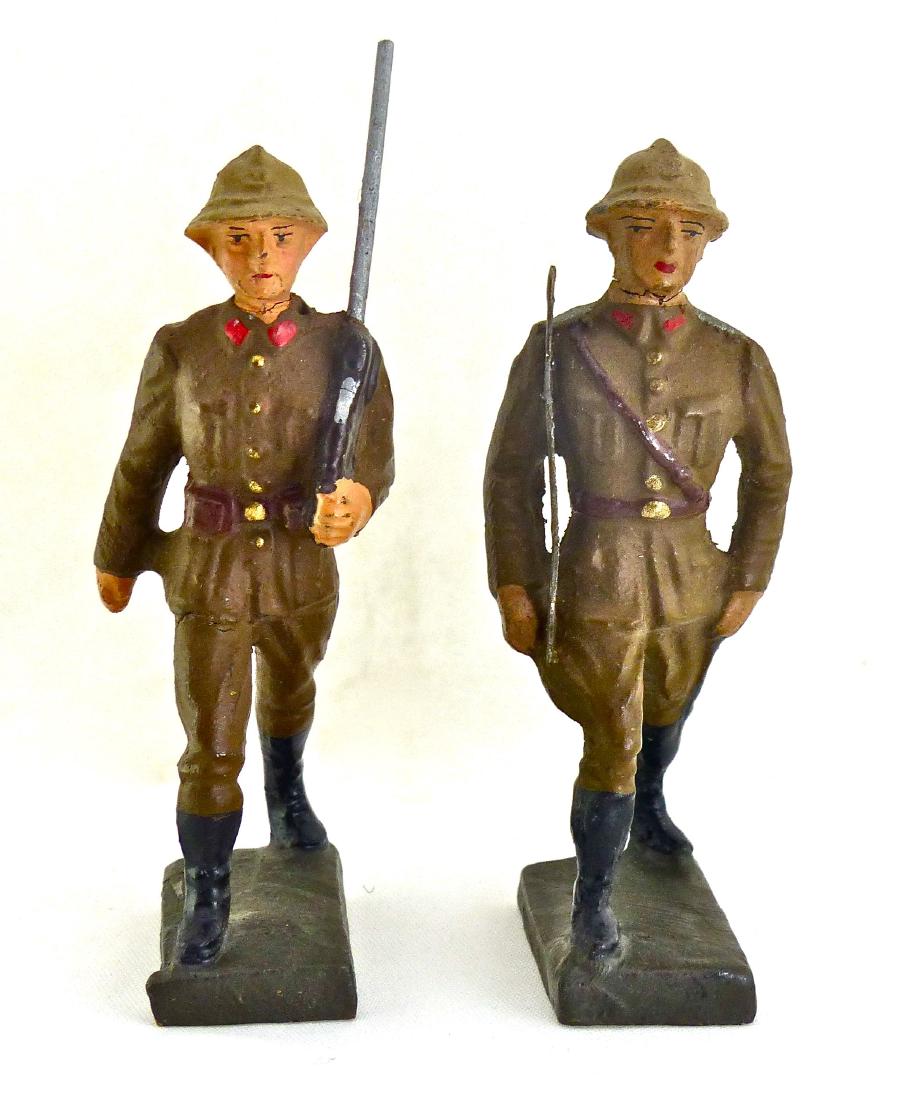 Lineol 2 Soldiers Belgium Officer Soldier with Rifle: Couple of minor cracks with hardly any wear. Excellent faces, paint quality and uniform detail. Both with Adrian style helmets. 2 Pieces. 7.5 cm. Made from about 1934-39. Excellent.