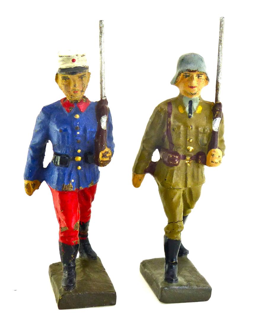 Lineol Rare 2 Spanish 1 National 1 Parade: No cracks with just some light wear. Soldier in parade uniform has some paint loss to backs of legs. Faces and paint quality are excellent. 2 Pieces. 7.5 cm. Rare figures made about 1934-38. Very Good