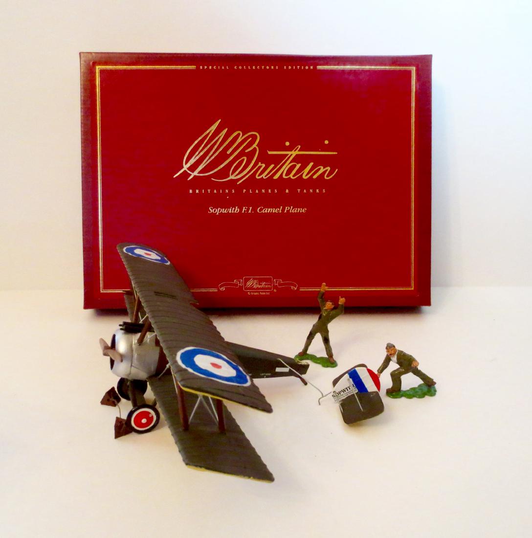 Britains Sop with F.1. Camel Plane #08941: Special Collectors Edition. 5 pieces. Poor condition. Tail broken. Box Fair, missing packing foam.