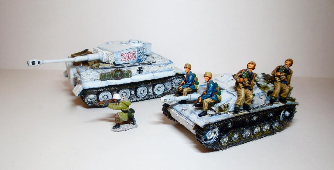 King & Country WW2 Military Vehicle Assortment: Includes Wittman's Tiger Tank, Stug/Assault Gun and 5 soldiers. 7 pieces. Very good condition. No boxes. (Blue figures may be repainted)