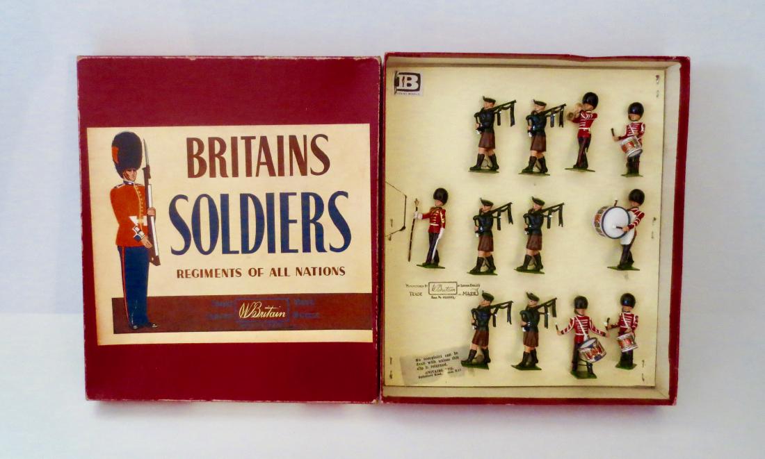 Britains Set #9428 Drum & Pipe Irish Guards: 12 pieces. Post War Excellent condition. Box Very good.