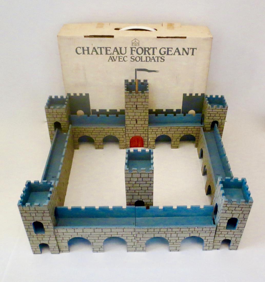 Maker Unknown Chateau Fort Giant: 12 pieces. Very Good condition. Missing turret flag. Box in good condition with some tape on ends. 54 mm scale.