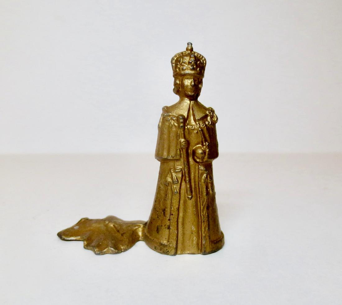 Timpo The Queen in Coronation Robes Gilt Version: 1 piece. Excellent condition with minimal paint wear. 54 mm scale. No box.