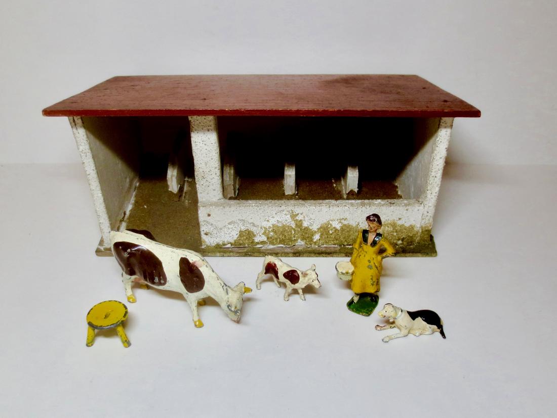 Hugar Cow Shed #99F with Lead Farm Assortment (1 of 1)