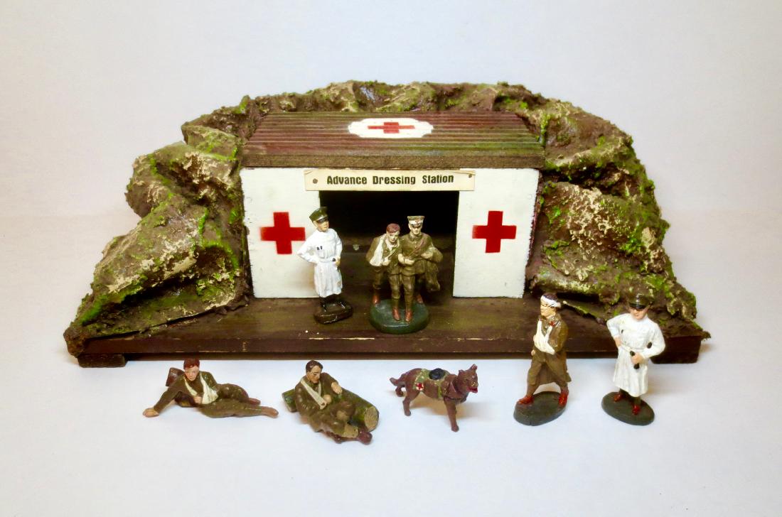 Elastolin Advanced Dressing Station with Wounded: 8 pieces. 60 to 70 mm scale. Very good condition. No box.