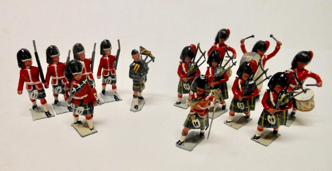 Johillco Highland Pipe Band and Escort: with additional Piper. Post War. Unboxed. 14 pieces. Condition is very good.