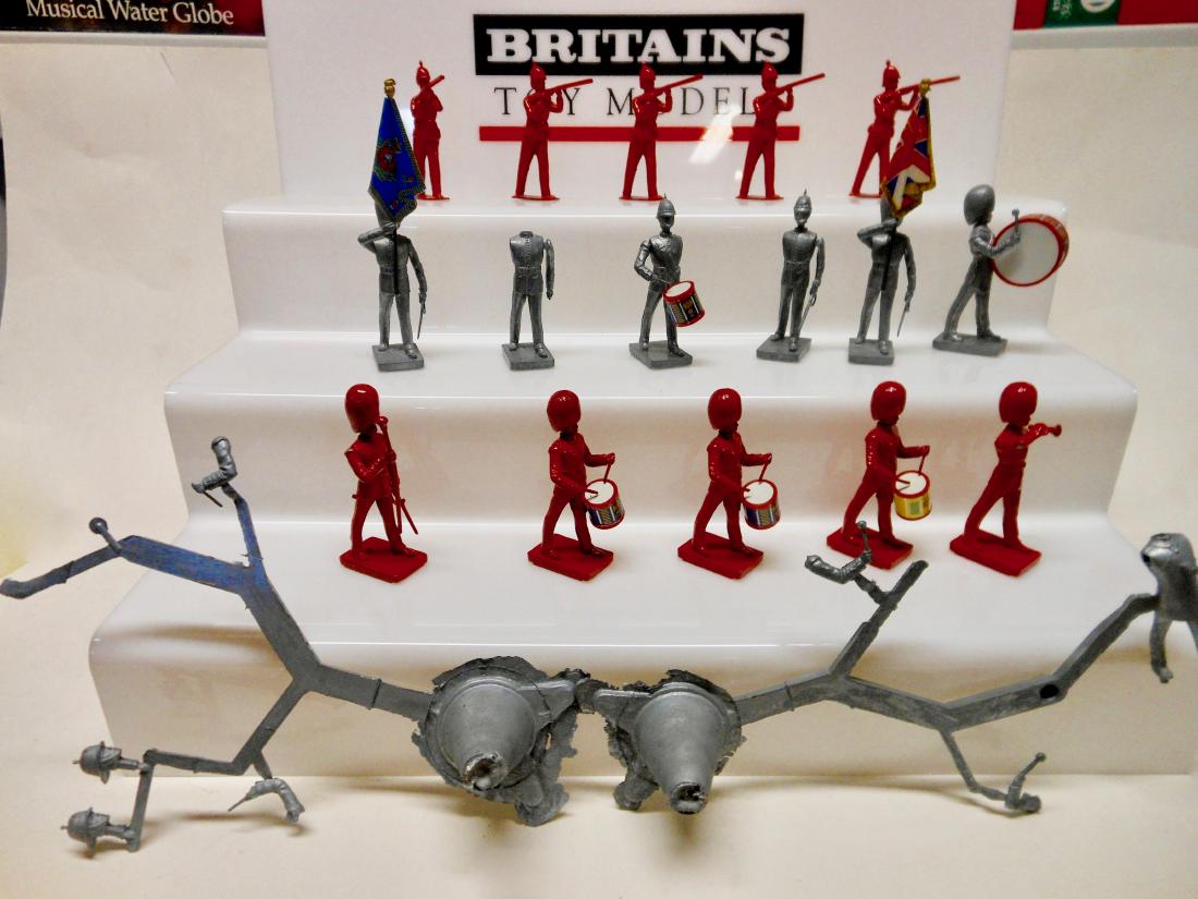 Britains Factory Sample Stand and Original: Sprues for New Metal Models. This is a factory prototype, formally owned by Charles Biggs. 19 pieces. Post War. Condition is excellent.