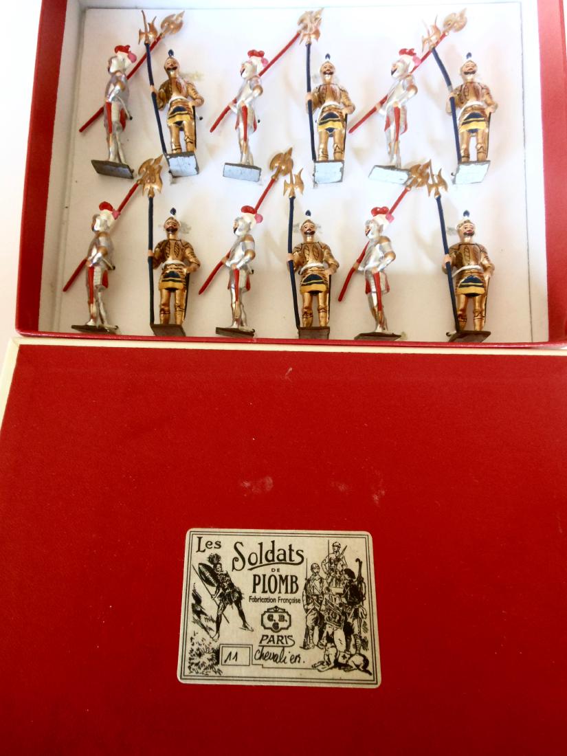 Mignot Chevaliers with Original Box: 10 pieces. Post war. Condition is excellent.