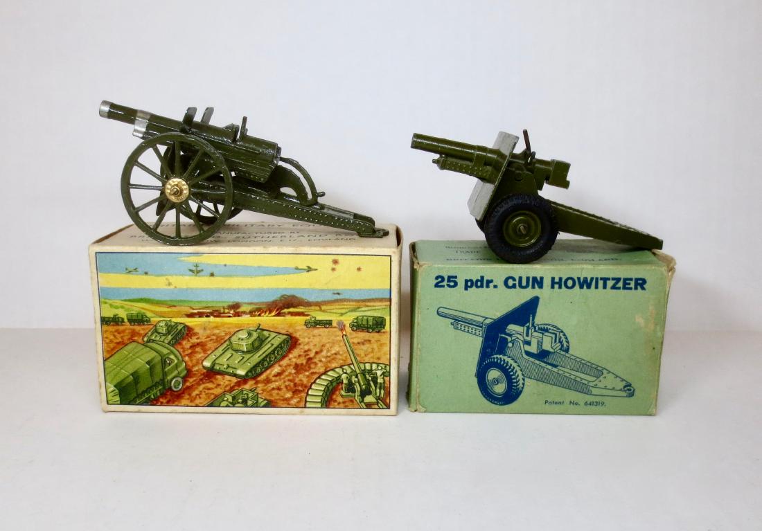 Britains #2026 and #1292 Artillery: 2 pieces. Including 25 pdr. Gun Howitzer on Rubber Tires and Field Gun. Post War. Very good condition. Boxes very good.