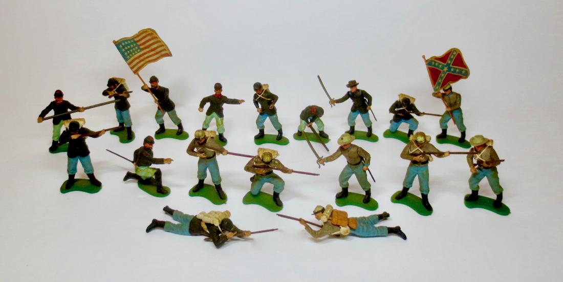 Britains Plastics American Civil War Assortment: 18 pieces. Good condition, with general wear and one rifle missing. No box.