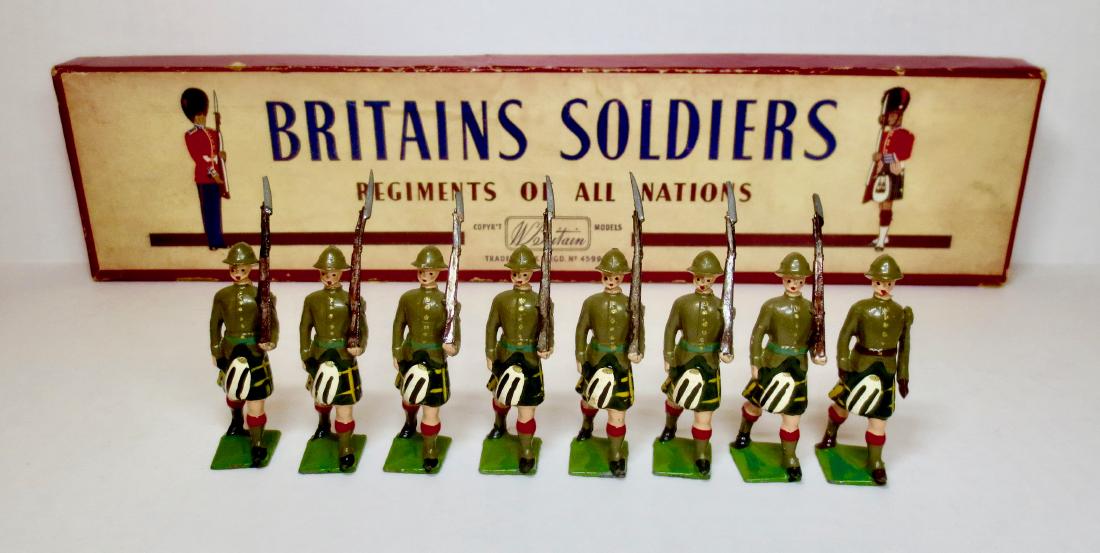 Britains Set #1901 The Cape Town Highlanders: 8 pieces. Post War. Very good to good condition with 2 broken bayonets. In R.O.A.N. box. Box good with some paper peeling on the top.